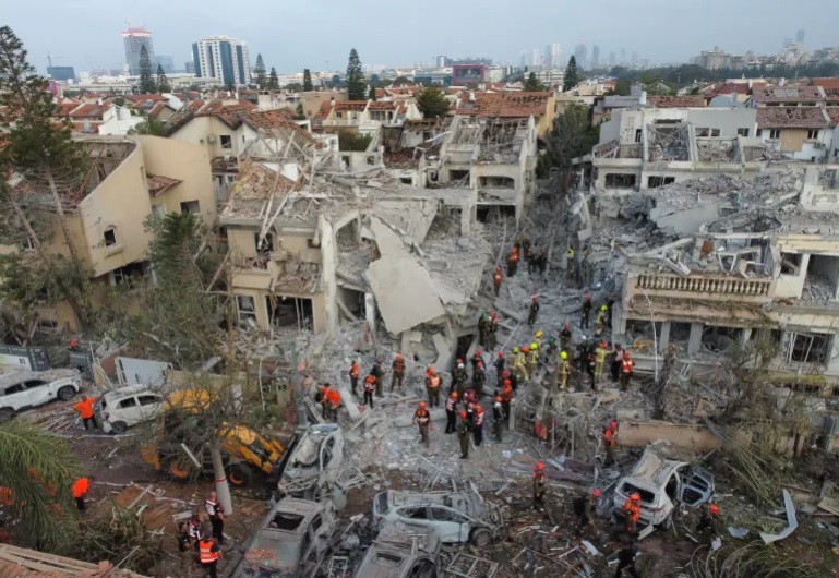 دمار في مناطق إسرائيلية.. صواريخ إيرانية تتسبب بإصابات مباشرة